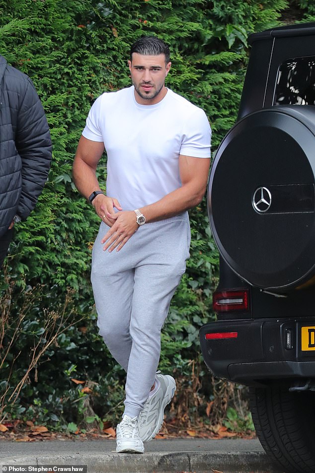 Looking slightly more downtrodden than usual, Tommy sported a plain white T-shirt and jogging bottoms for the solo parenting trip